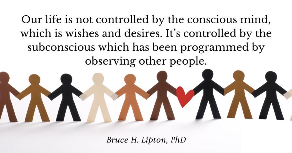 Vores liv er ikke styret af det bevidste sind, som er ønsker og begær. Det er styret af underbevidstheden, som er blevet programmeret ved at observere andre mennesker. -Bruce Lipton, PhD